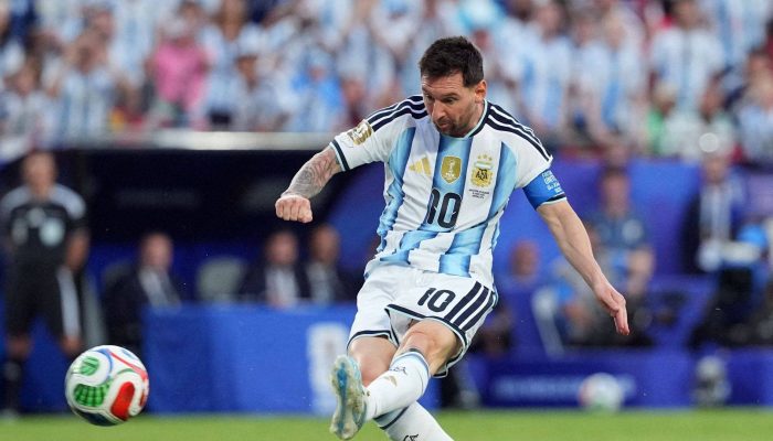 2026-06-17T121846Z_1_LYNXMPEM5G10O_RTROPTP_4_SOCCER-WORLDCUP-ARG-DZA_rec_red.jpg