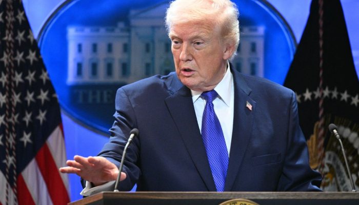 AFP__20260220__98ED8PR__v1__MidRes__UsPoliticsCourtTariffTrumpBriefing.jpg