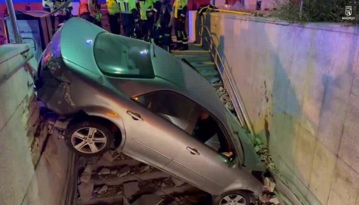 Carro-bate-na-entrada-do-metro-de-Madri-duas-pessoas-ficam-feridas.jpg