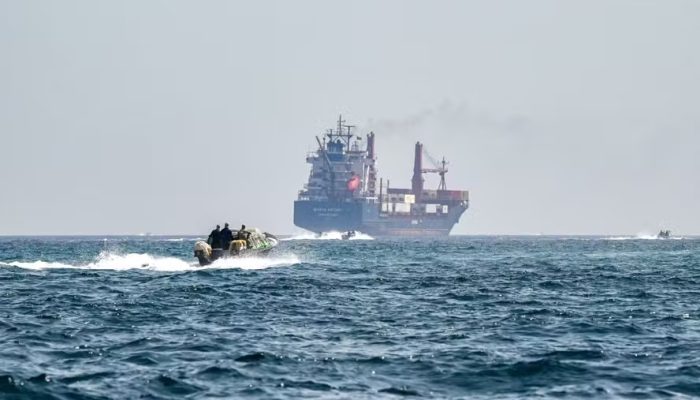 Embarcacoes-passam-pelo-Estreito-de-Ormuz.jpg