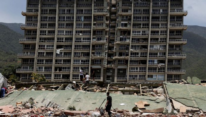 Escombros-de-predio-que-desabou-em-La-Guaira-apos-terremotos-na-Venezuela.jpg