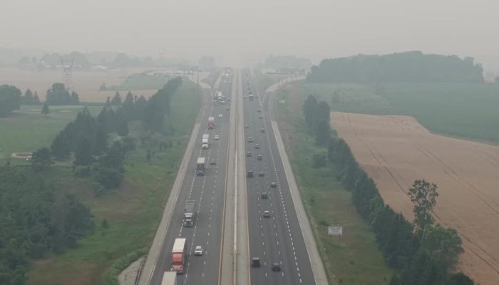 Fumaca-de-incendios-florestais-encobre-rodovia-de-Ontario-enquanto-o-Canada-enfrenta-uma-temporada-d.jpeg