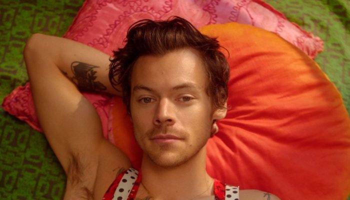 Harry-Styles-para-o-photoshoot-do-album-Harrys-House-2022.jpg