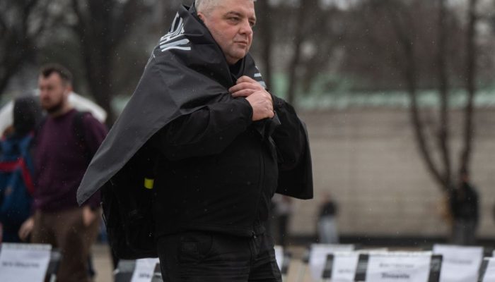 Jornalista-ucraniano-Maksym-Butkevych-participa-de-ato-Cadeiras-Vazias-na-Praca-de-Santa-Sofia-em-Ki.jpeg
