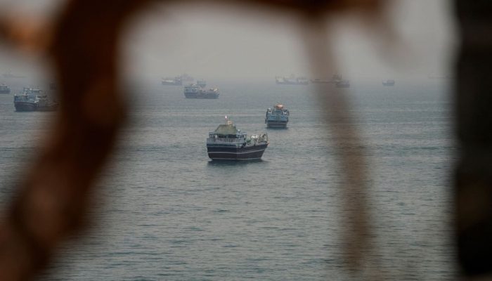 Navios-ancorados-no-Estreito-de-Ormuz-vistos-de-Musandam-em-Oma.jpg