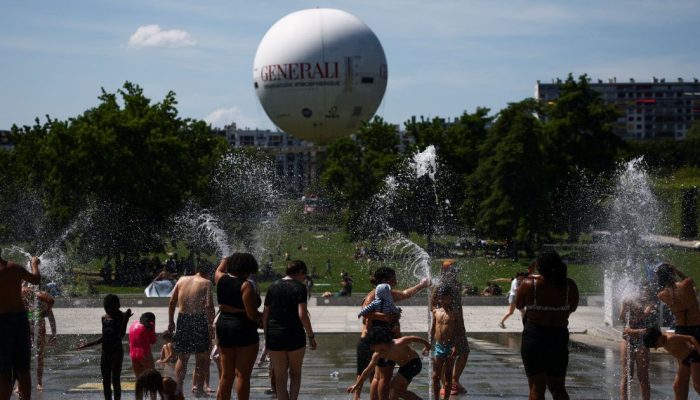 Pessoas-brincam-em-uma-fonte-no-Parque-Andre-Citroen-enquanto-as-temperaturas-sobem-em-Paris-durante.jpeg