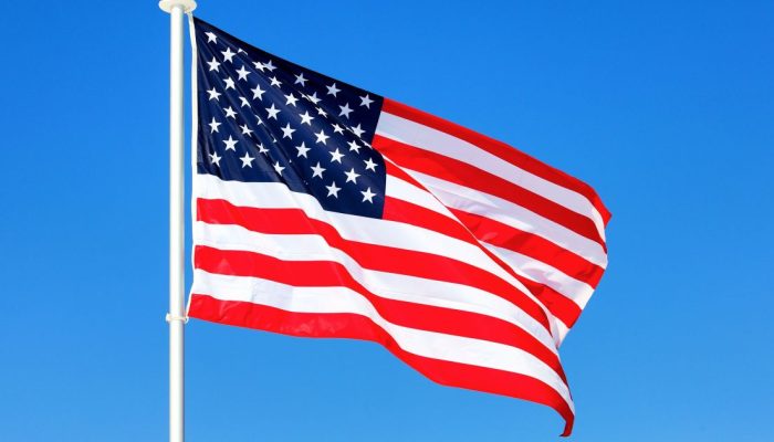 bandeira-americana-tremulando-no-ceu-azul-e1750983995280.jpg