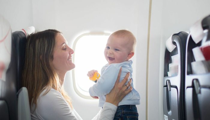bebe-de-colo-viajar-aviao-capa2019-01.jpg