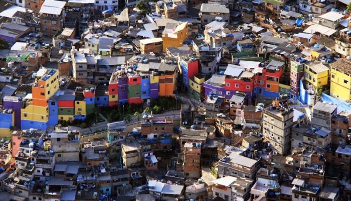 favela-da-rocinha-rio-moradia-brasil-e1771767512739.jpg