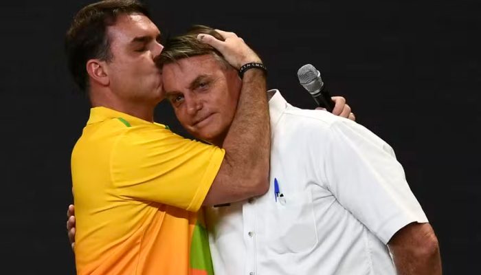 flavio-bolsonaro-e-jair-bolsonaro.jpg