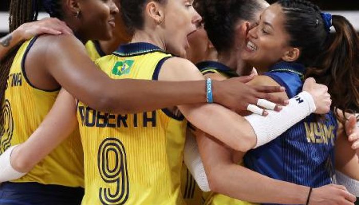 jogadoras-do-brasil-celebram-ponto-sobre-a-polonia-em-jogo-do-volei-feminino-nas-olimpiadas-17228025.jpeg