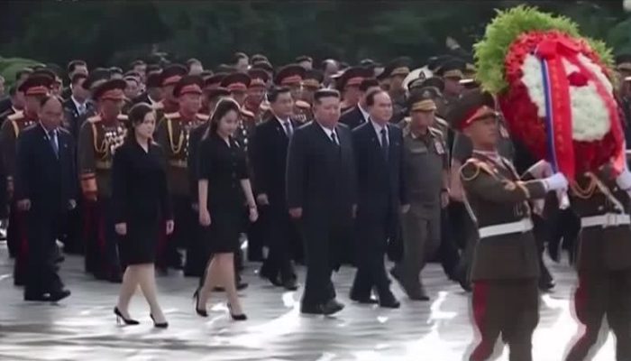 kim-jong-un-e-ju-ae.jpeg-e1785153081412.jpg