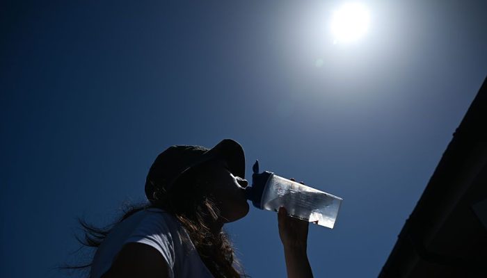 onda-calor-reino-unido-europa-mulher-bebe-agua-e1779812457446.jpg