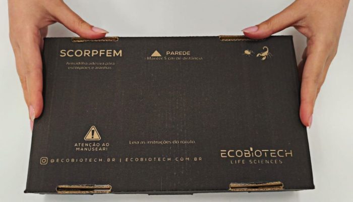 pessoa-apresentando-kit-scorpfem.jpg