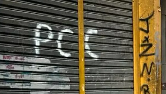policia-civil-encontrou-inscricoes-com-a-sigla-pcc-no-local-onde-um-estudante-da-puc-foi-mantido-ref.webp