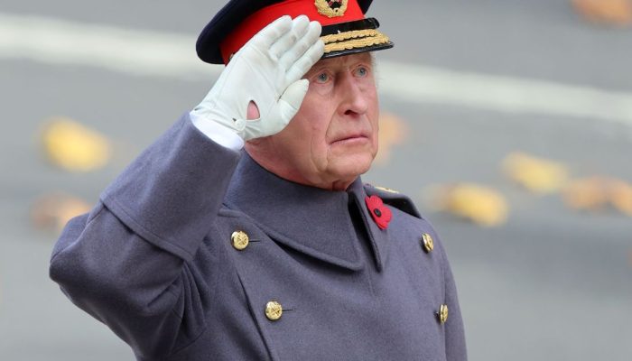 rei-charles-em-evento-militar.jpg